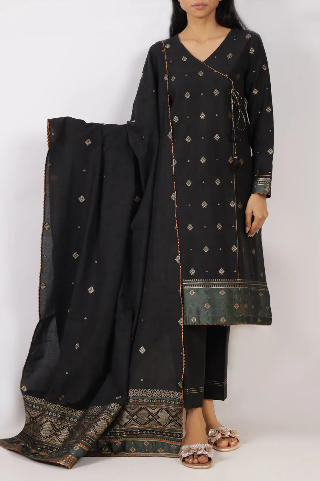 Saya Premium Dyed Jacquard 3-Piece Suit – Elegant Black Shirt, Jacquard Dupatta & Cambric Trouser